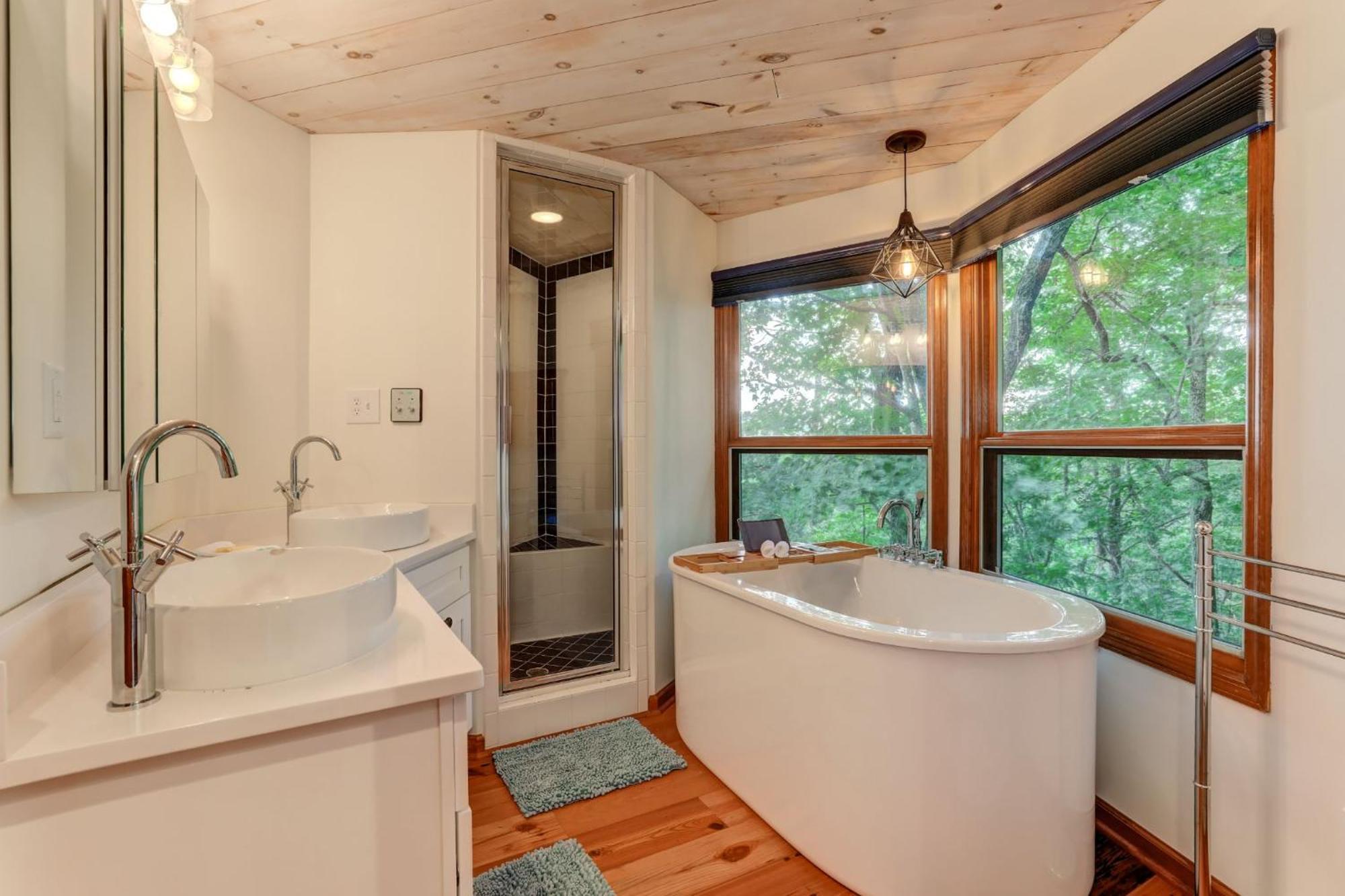 Falken Haus - Relax In Seclusion With Panoramic Lake Views Jasper Bagian luar foto