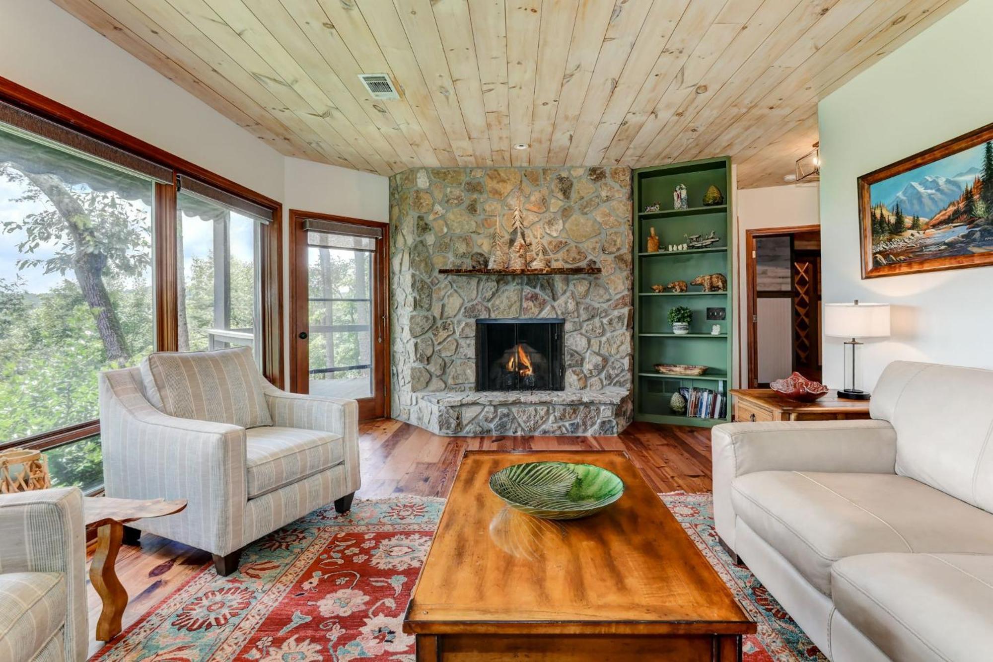 Falken Haus - Relax In Seclusion With Panoramic Lake Views Jasper Bagian luar foto
